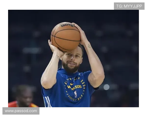 库里无球跑动撕裂防线，比汤普森拉开空间效率更高