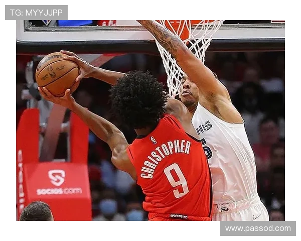 班恩无球跑动拉开空间，灰熊外线火力提升