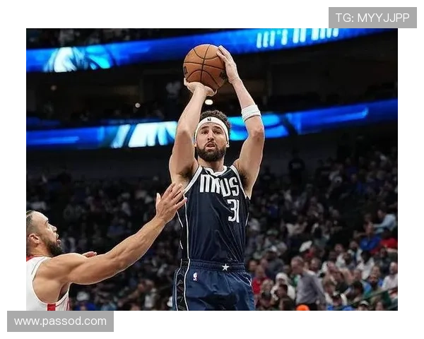 克莱·汤普森靠挡拆三分拉开空间，提高球队关键时刻得分效率