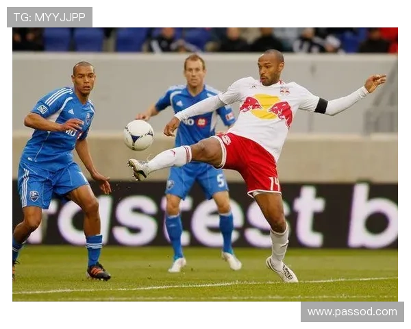 前插跑位撕裂后防，前锋亨利本赛季持续制造威胁